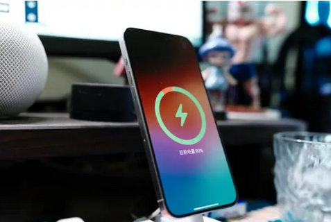 岚皋苹果15换屏服务分享用什么充电器给iPhone15充电更好 